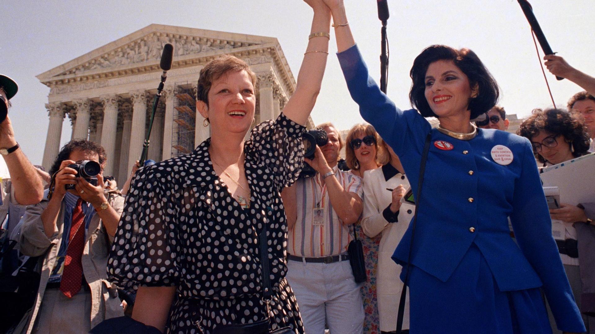 Norma McCorvey und ihre Anwältin Gloria Allred in einer Aufnahme von 1989.