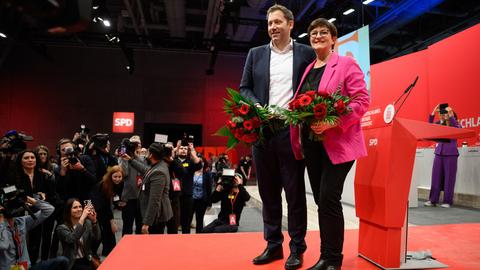 Lars Klingbeil, Vorsitzender der SPD, und Saskia Esken, Vorsitzende der SPD, stehen nach ihrer Wiederwahl beim Bundesparteitag auf einer Bühne.