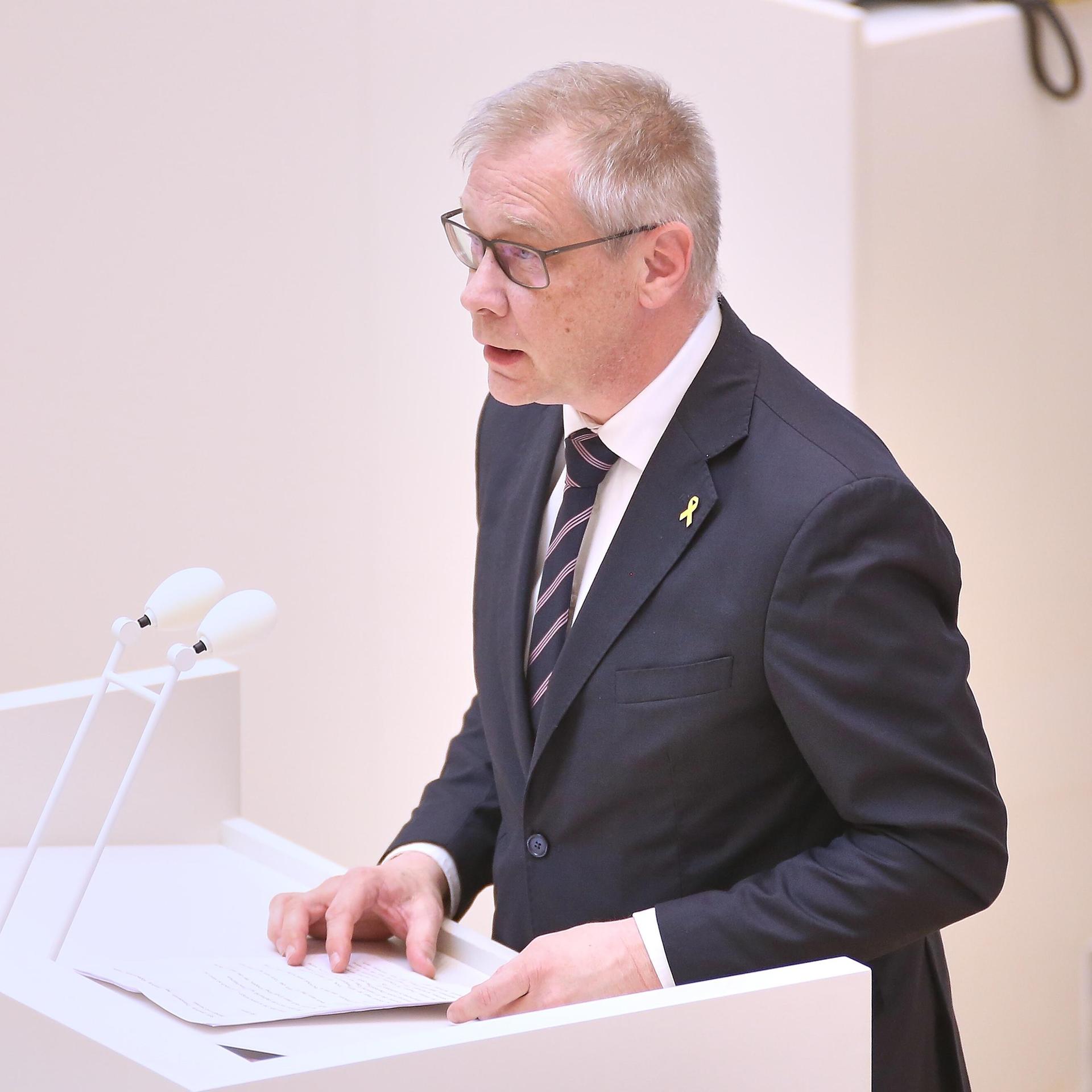 Brandenburgischer Antisemitismusbeauftragter Andreas Büttner bei einer Rede im Landtag in Potsdam