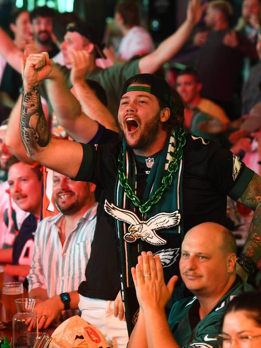 Fan hebt beim Jubel die Faust, Super Bowl 2025 Fan hebt beim Jubel die Faust, Super Bowl 2025