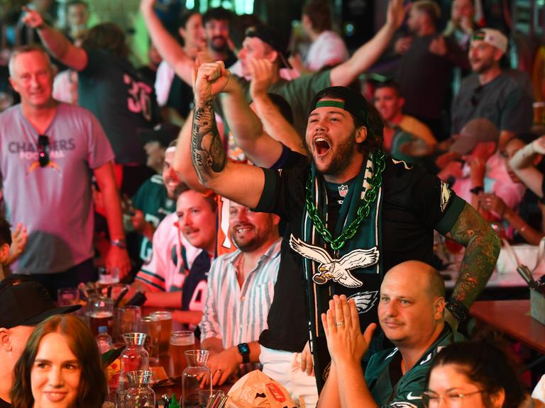 Fan hebt beim Jubel die Faust, Super Bowl 2025 Fan hebt beim Jubel die Faust, Super Bowl 2025