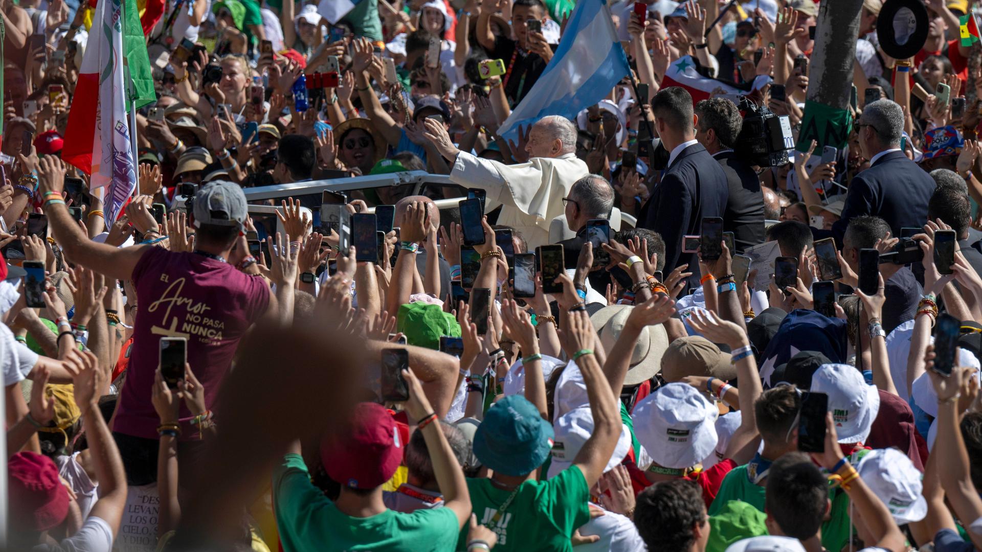 Papst Franziskus auf dem Weltjugendtag 2023 in seinem Papamobil