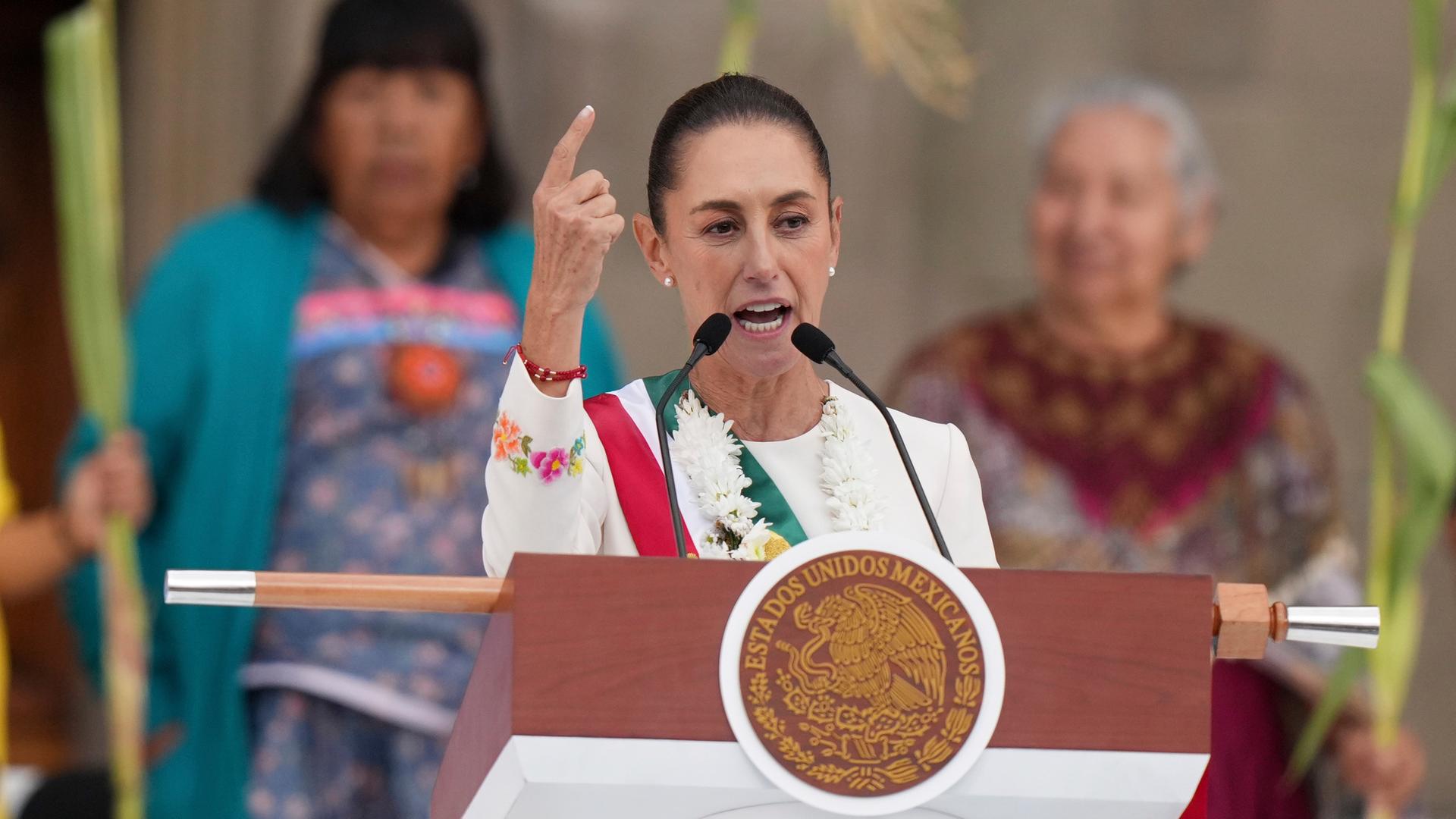 Mexikos Präsidentin Claudia Sheinbaum spricht am Tag ihrer Amtseinführung zu ihren Anhängern auf dem Zócalo, dem Hauptplatz von Mexiko-Stadt. Mexikos Präsidentin Claudia Sheinbaum spricht am Tag ihrer Amtseinführung zu ihren Anhängern auf dem Zócalo, dem Hauptplatz von Mexiko-Stadt.