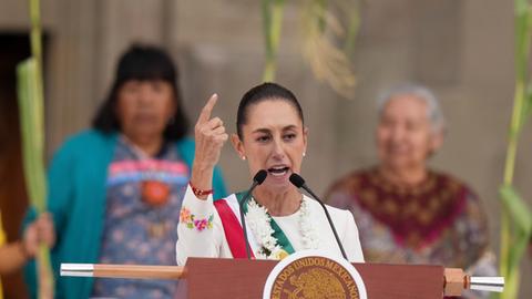 Mexikos Präsidentin Claudia Sheinbaum spricht am Tag ihrer Amtseinführung zu ihren Anhängern auf dem Zócalo, dem Hauptplatz von Mexiko-Stadt.