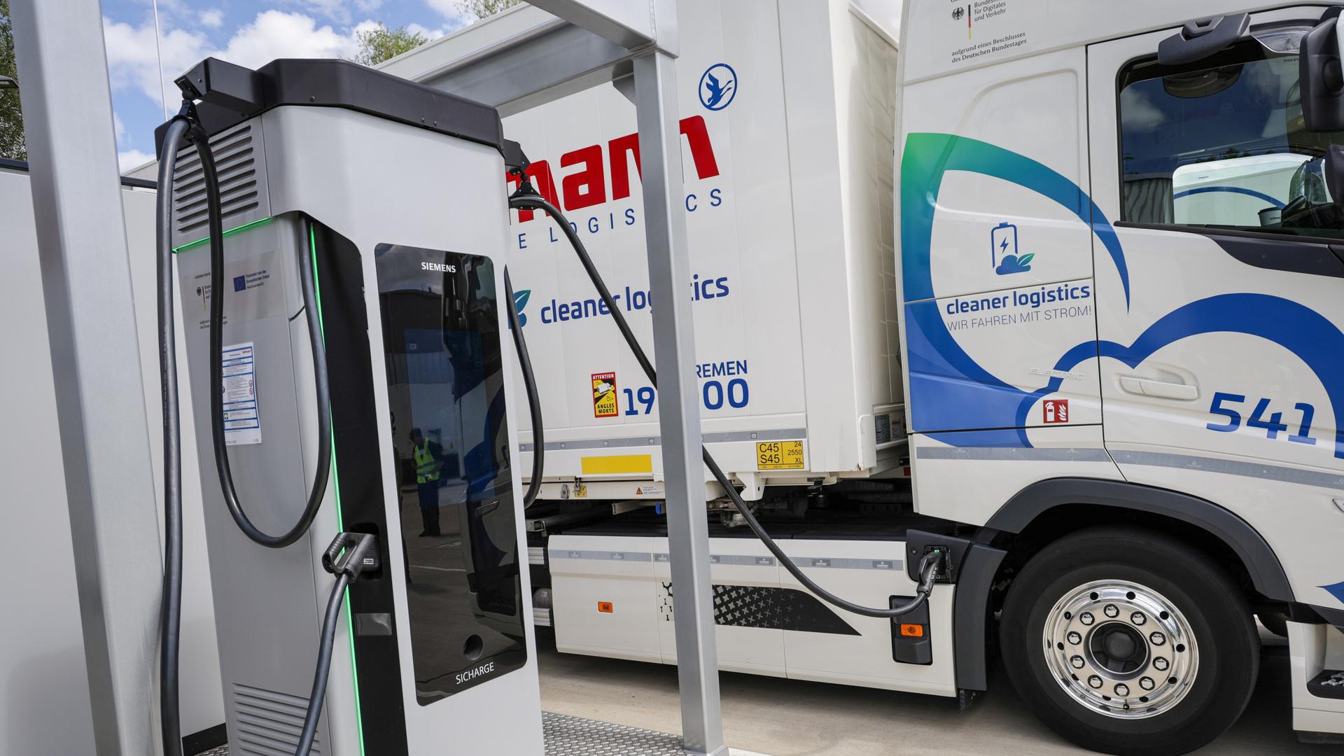 Ein E-Lkw für den Fernverkehr ist an eine Ladestation angeschlossen. 