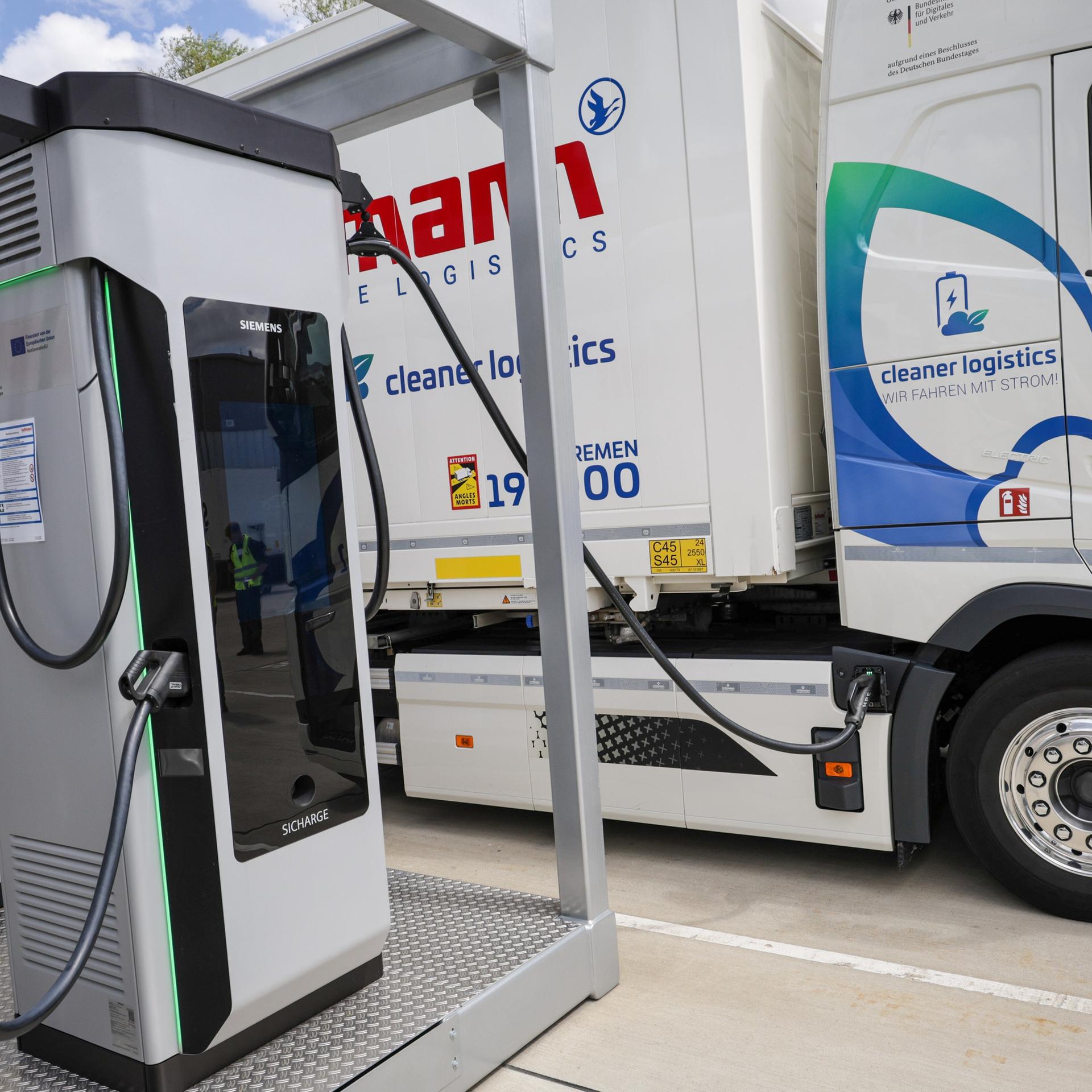 Ein E-Lkw für den Fernverkehr ist an eine Ladestation angeschlossen. 
