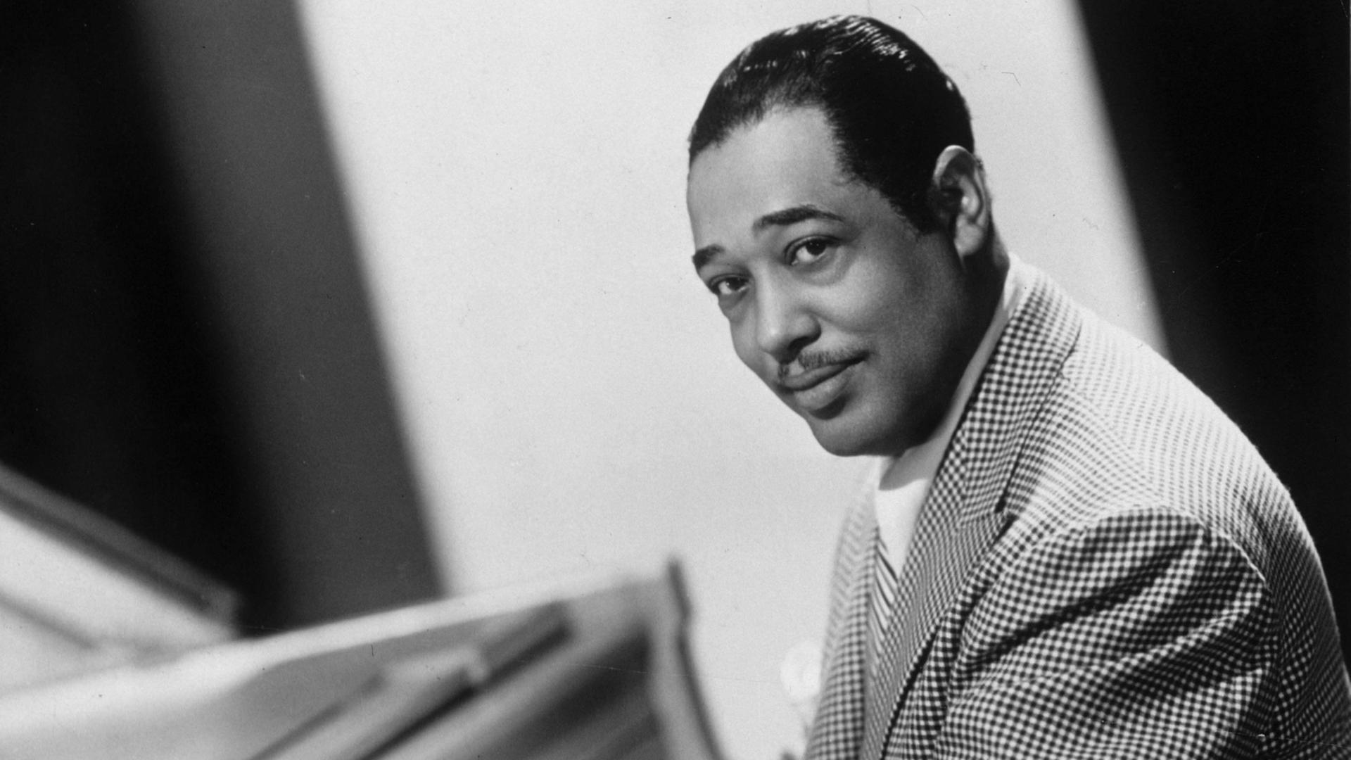 Ein afroamerikanischer Musiker sitzt am Klavier. Es ist der Jazzmusiker Duke Ellington.