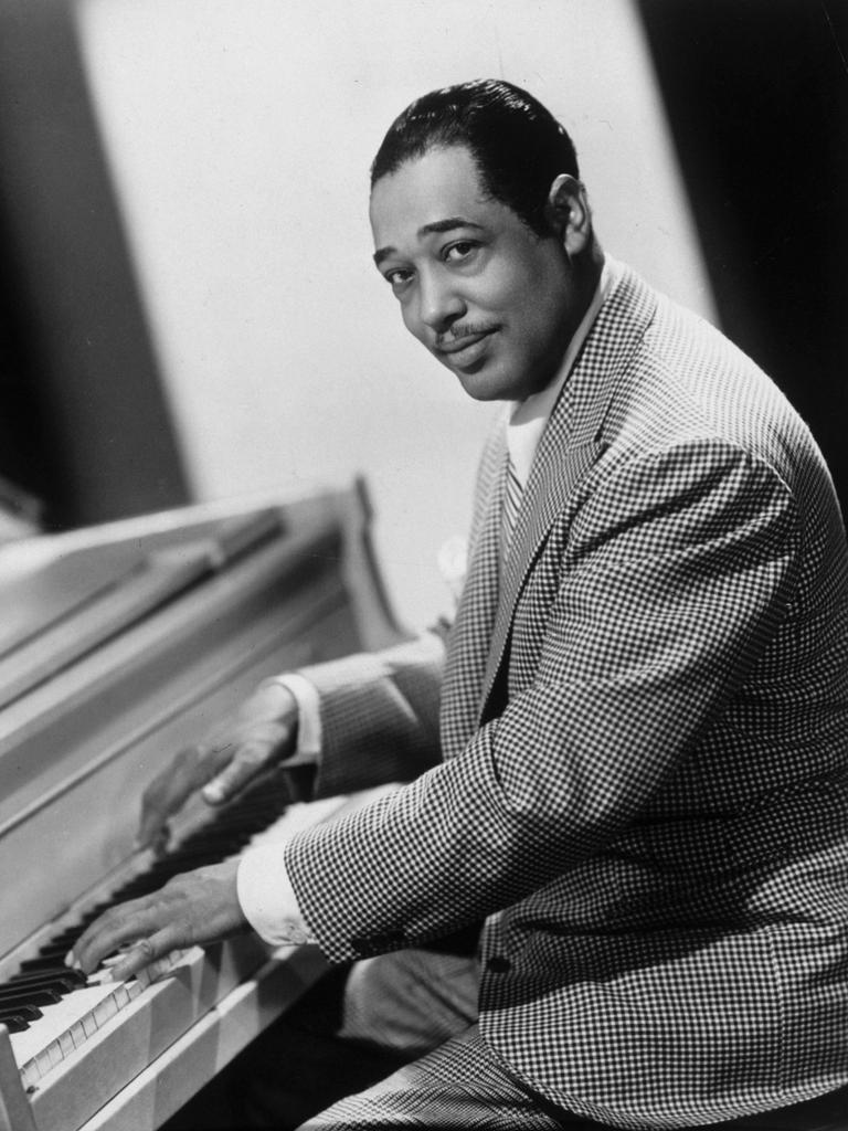 Ein afroamerikanischer Musiker sitzt am Klavier. Es ist der Jazzmusiker Duke Ellington.
