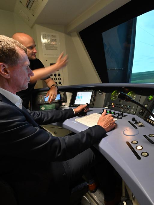 Ein Trainer der Deutschen Bahn unterrichtet in einem Fahrsimulator eines Lokführers Ein Trainer der Deutschen Bahn unterrichtet in einem Fahrsimulator eines Lokführers