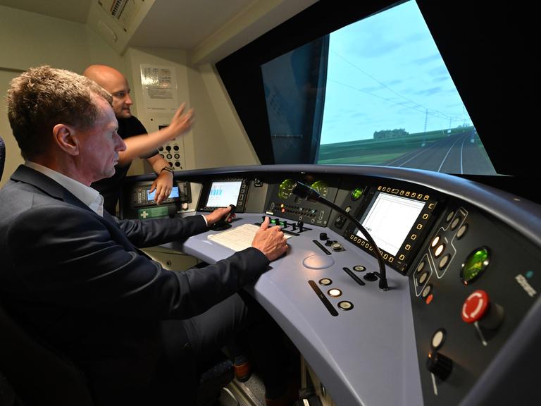Ein Trainer der Deutschen Bahn unterrichtet in einem Fahrsimulator eines Lokführers Ein Trainer der Deutschen Bahn unterrichtet in einem Fahrsimulator eines Lokführers