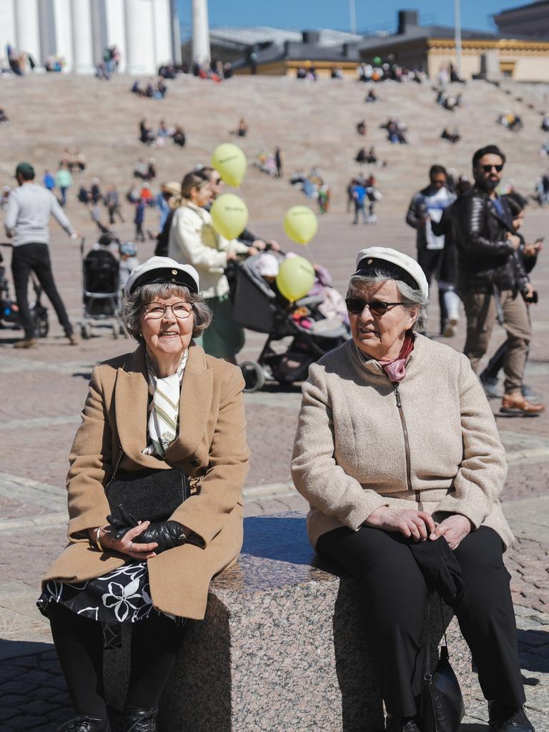 Rentnerinnen tragen weiße Hüte, wie sie am 1. Mai in Finnland Tradition sind. Rentnerinnen tragen weiße Hüte, wie sie am 1. Mai in Finnland Tradition sind.