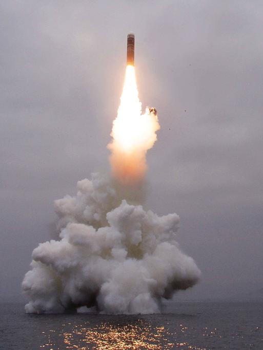 Nordkorea bestätigt Test einer U-Boot-gestützten ballistischen Rakete. Bilder wurden von der nordkoreanischen Nachrichtenagentur KCNA verbreitet