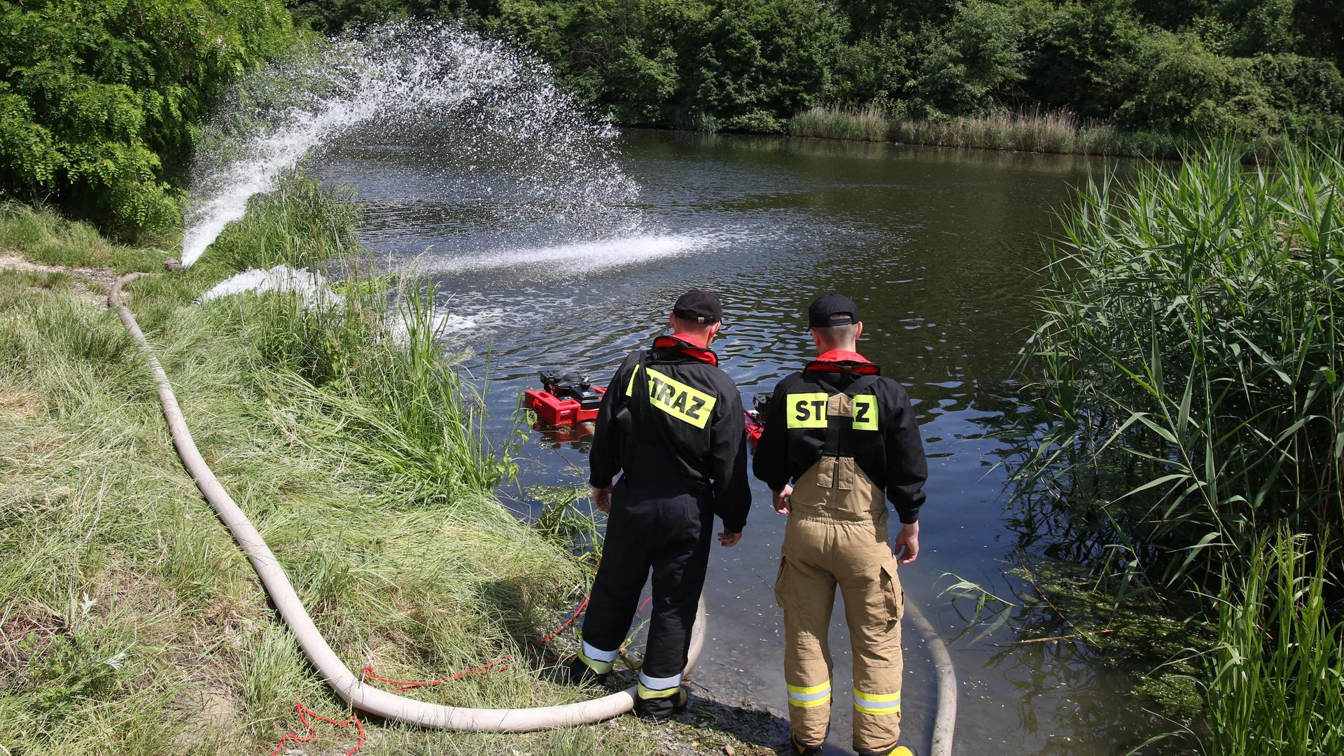 Feuerwehrleute pumpen im Sommer 2023 Sauerstoff in den Gleiwitzer Kanal, um das Algenwachstum zu verhindern. 