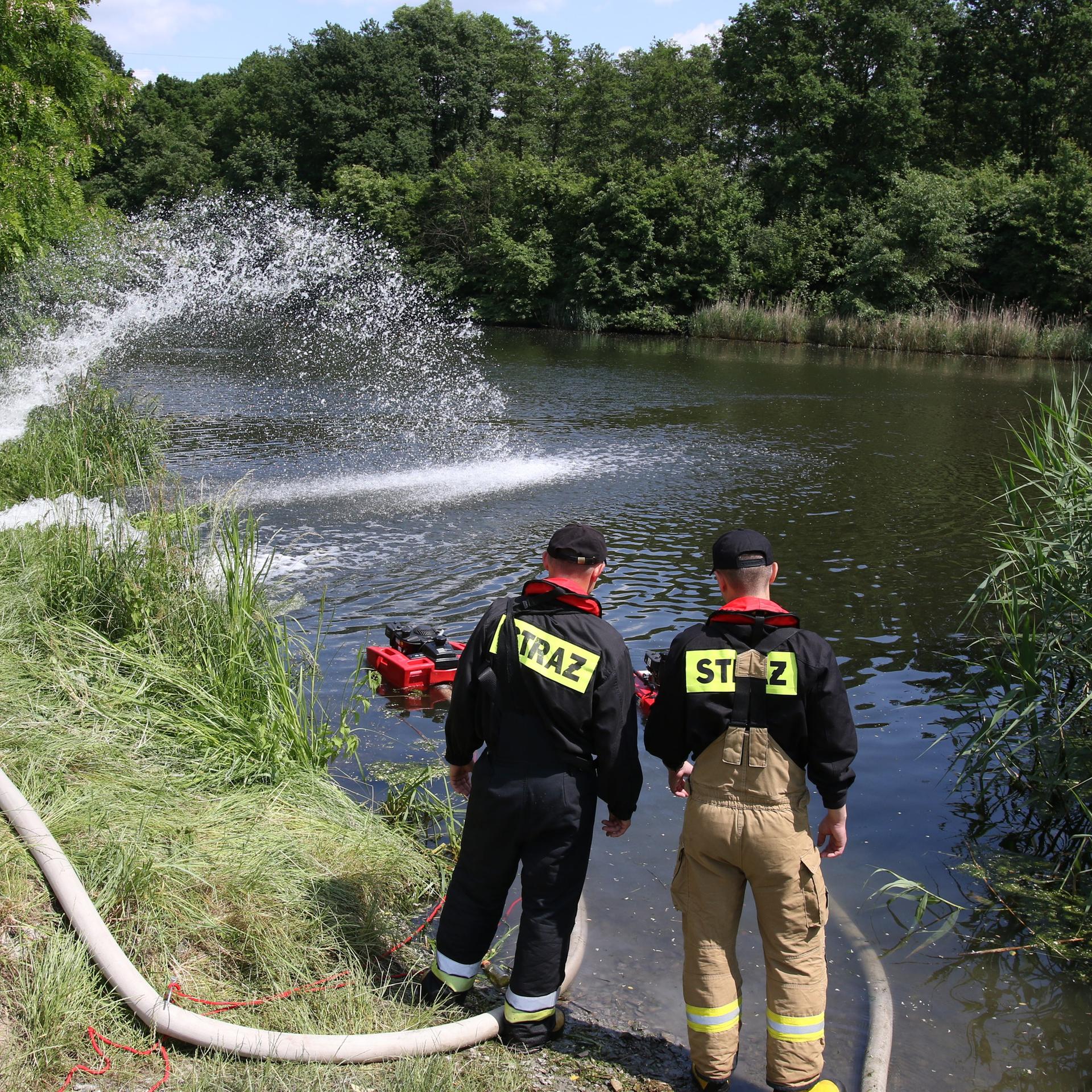ARCHIV - 12.06.2023, Polen, Kandrzin-Cosel: Feuerwehrleute pumpen im Sommer 2023 Sauerstoff in den Gleiwitzer Kanal, um das Algenwachstum zu verhindern. In den vergangenen Tagen wurden in einem Stausee neben dem aus dem Kanal, der zur Oder führt, erneut viele tote Fische gefunden. (zu dpa: «Tonnenweise tote Fische aus Stausee in Polen geborgen») Foto: Krzysztof Swiderski/pap/dpa +++ dpa-Bildfunk +++
