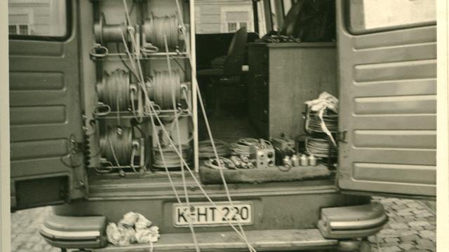 Schwarz-Weiß-Aufnahme: Blick in das Innere eines Ü-Wagens, 1967