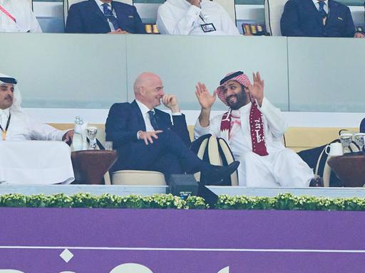 FIFA-Präsident Infantino (Mitte) im Gespräch mit dem saudischen Kronprinzen Mohammed bin Salman (rechts) (Archivbild von 2022).