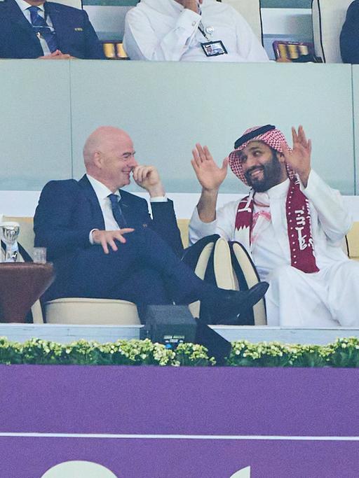FIFA-Präsident Infantino (Mitte) im Gespräch mit dem saudischen Kronprinzen Mohammed bin Salman (rechts) (Archivbild von 2022).