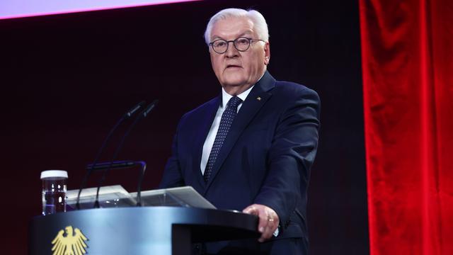 Bundes-Präsident Frank-Walter Steinmeier hält eine Rede.