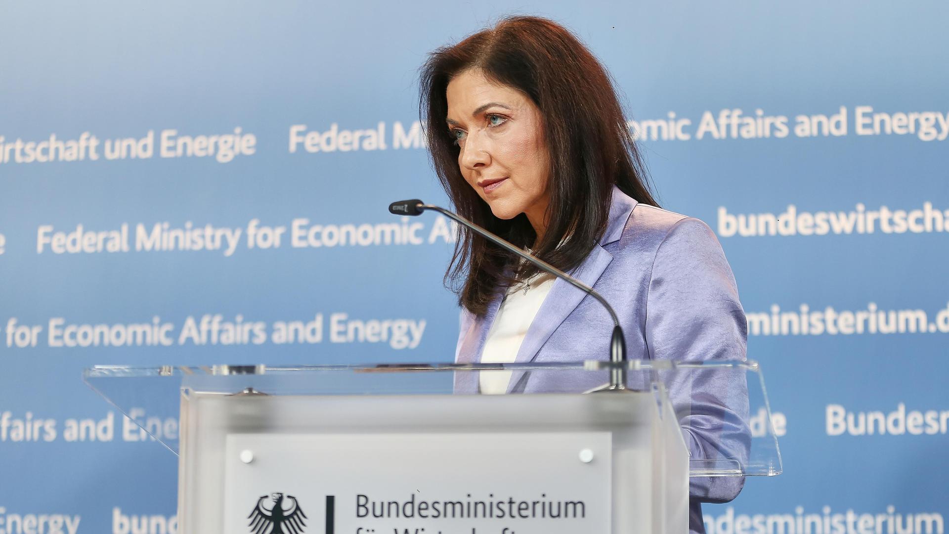Bundesministerin für Wirtschaft und Energie Katherina Reiche (CDU) bei einer Pressekonferenz mit gesenktem Blick