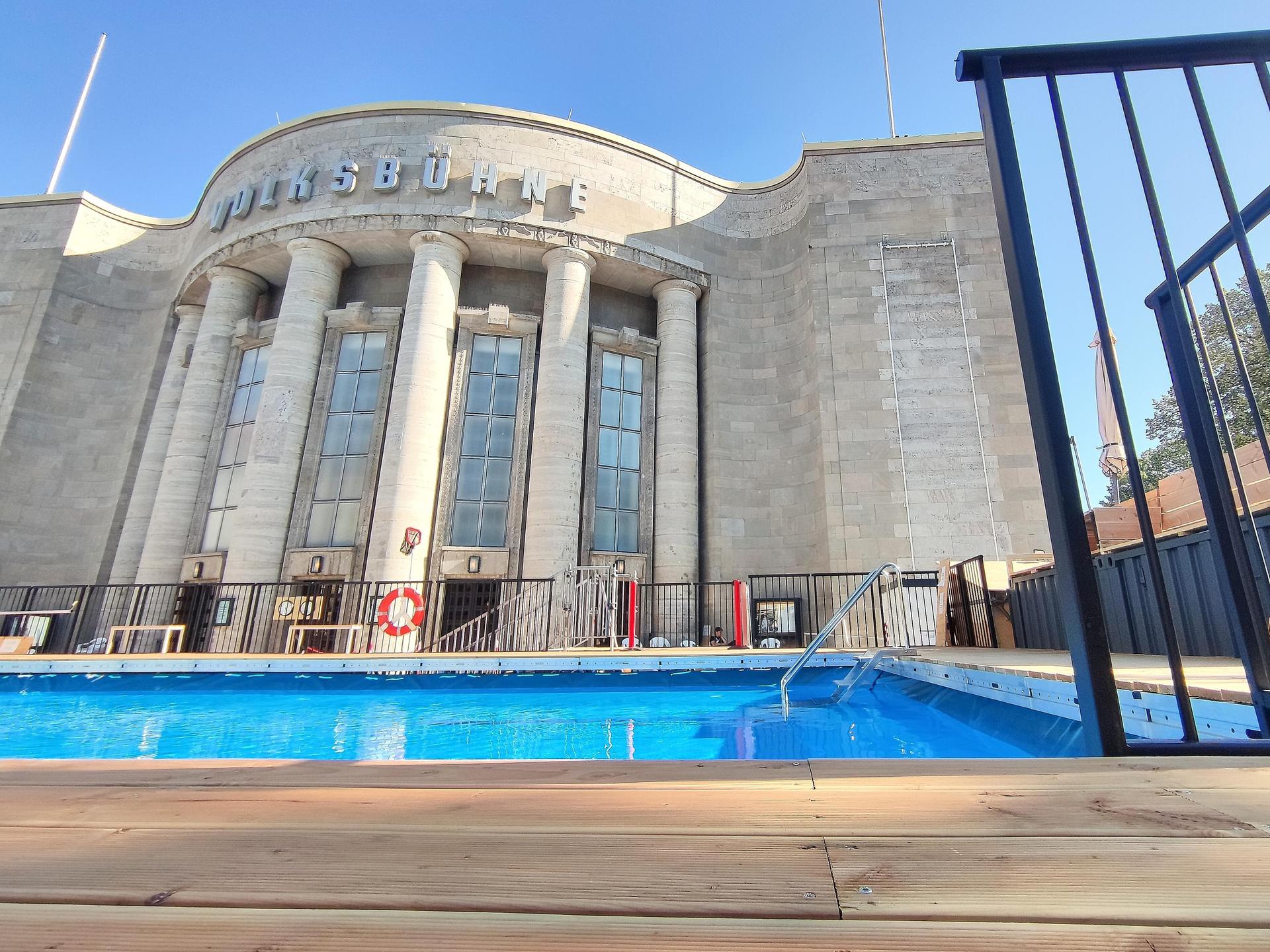 Das Schwimmbecken des temporären Volksbades vor der Berliner Volksbühne ist leer. Das Schwimmbecken des temporären Volksbades vor der Berliner Volksbühne ist leer.
