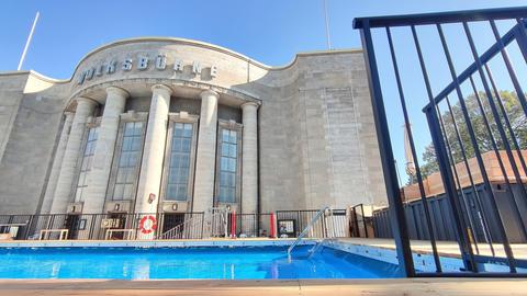 Das Schwimmbecken des temporären Volksbades vor der Berliner Volksbühne ist leer. Das Schwimmbecken des temporären Volksbades vor der Berliner Volksbühne ist leer.