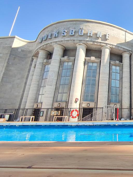 Das Schwimmbecken des temporären Volksbades vor der Berliner Volksbühne ist leer. 