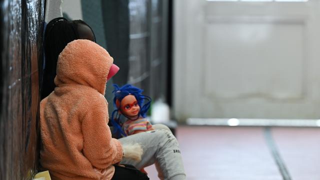 Zwei Flüchtlingskinder spielen in einem Zelt der Flüchtlingsunterkunft mit einer Spielzeugpuppe. Der Kreis BergstraÃe hat aktuell rund 776 Flüchtlinge aus Drittstaaten in der provisorischen Unterkunft untergebracht. Städte und Gemeinden können die Zahl der Geflüchteten kaum noch unterbringen. Nicht nur der Kreis BergstraÃe fordert daher mehr Unterstützung von Bund und Land.
