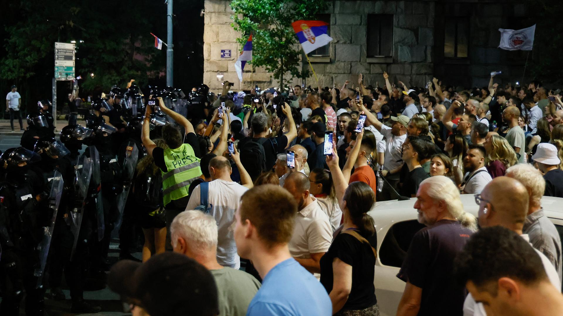 Demonstrierende in der serbischen Hauptstadt Belgrad.