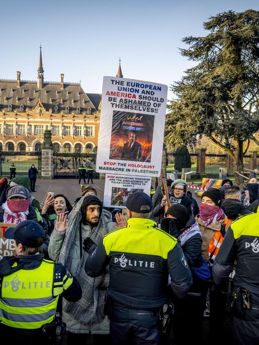 Den Haag: Palästinensische Sympathisanten bei Demonstrationen gleichzeitig bei der Anhörung vor dem Internationalen Gerichtshof (IGH) zu einer Völkermordbeschwerde Südafrikas gegen Israel.