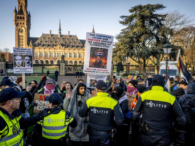 Den Haag: Palästinensische Sympathisanten bei Demonstrationen gleichzeitig bei der Anhörung vor dem Internationalen Gerichtshof (IGH) zu einer Völkermordbeschwerde Südafrikas gegen Israel.