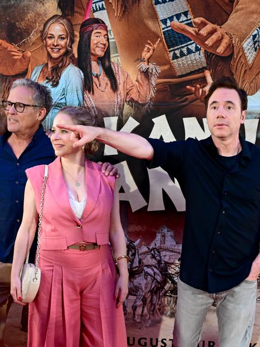 Rick Kavanian, Christian Tramitz, Jasmin Schwiers und Michael Bully Herbig (v.l.n.r.) posieren bei der Filmpremiere von "Das Kanu des Manitu"  in Wien vor Werbeplakaten für den Film für die Fotografen.