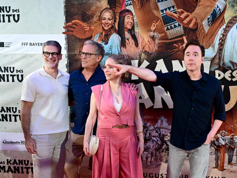 Rick Kavanian, Christian Tramitz, Jasmin Schwiers und Michael Bully Herbig (v.l.n.r.) posieren bei der Filmpremiere von "Das Kanu des Manitu"  in Wien vor Werbeplakaten für den Film für die Fotografen.