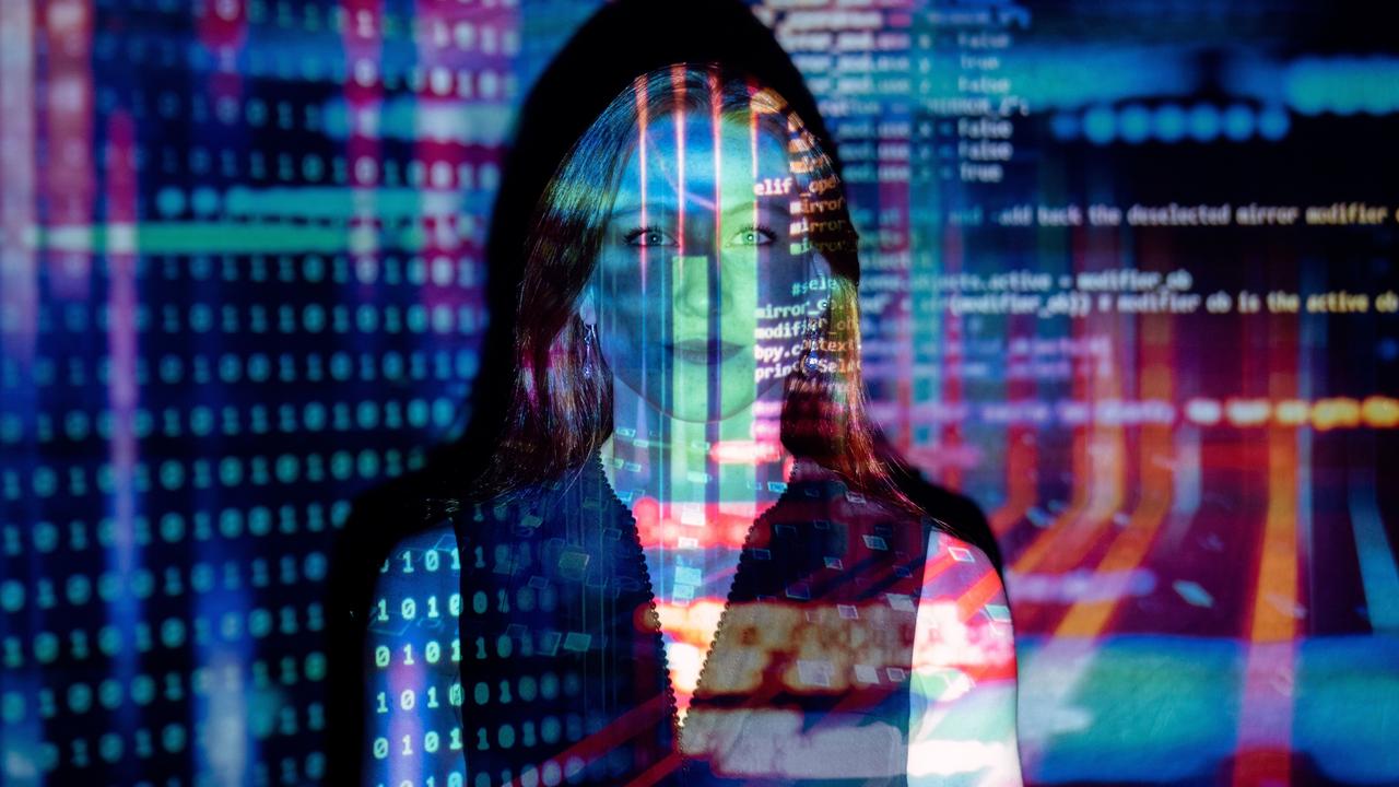 Zu sehen ist eine Frau, auf die digitale Codes projeziert werden. 