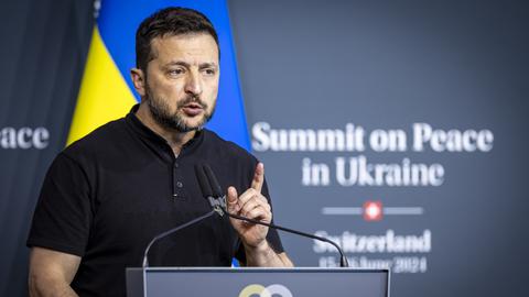 Wolodymyr Selenskyj, Präsident der Ukraine, spricht während der abschließenden Pressekonferenz des "Gipfels zum Frieden in der Ukraine" in der Schweiz. 