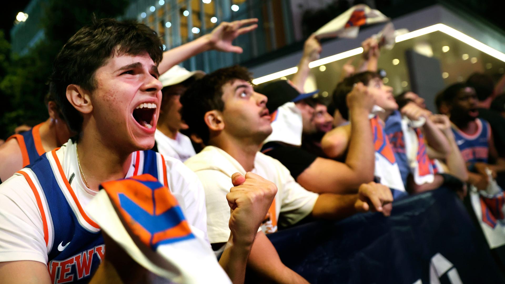 Fans der New York Knicks jubeln beim fünften Spiel der NBA-Finalserie. Fans der New York Knicks jubeln beim fünften Spiel der NBA-Finalserie.