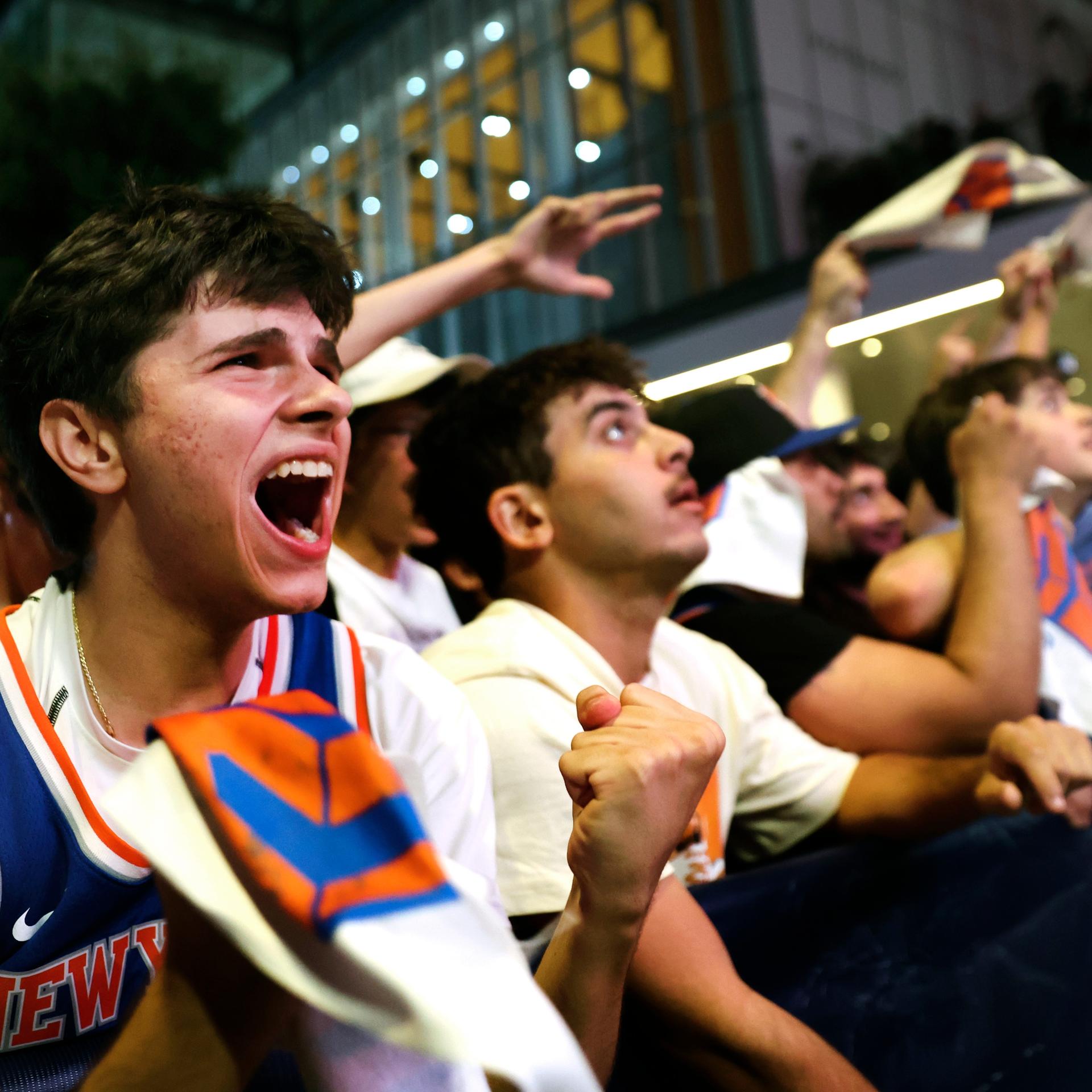 Fans der New York Knicks jubeln beim fünften Spiel der NBA-Finalserie.