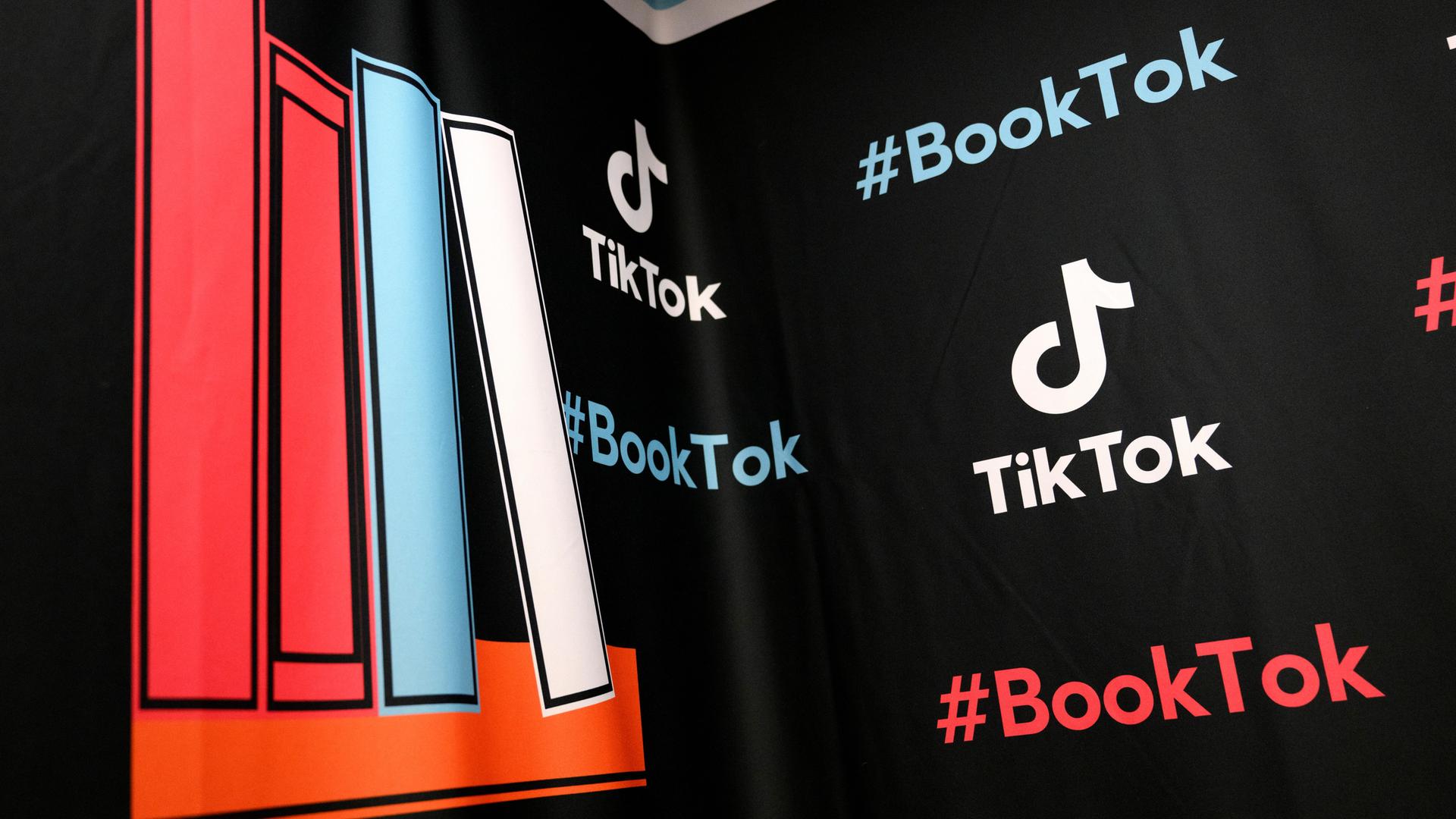Die Logos von TikTok und #BookTok 