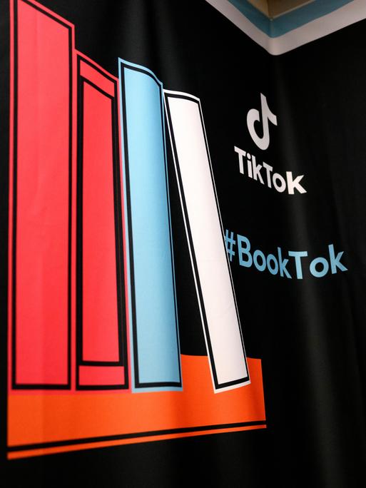 Die Logos von TikTok und #BookTok 