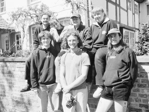Die sechs Bewohner*innen stehen vor dem Fotobus-Haus