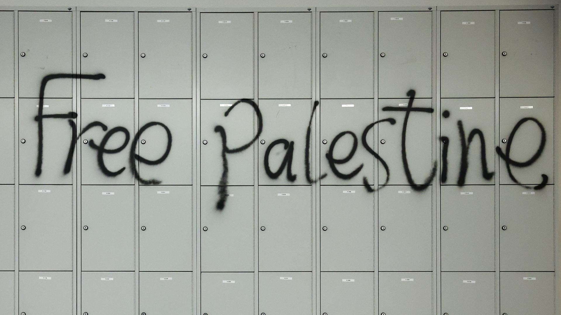 Sachsen, Leipzig: Der Schriftzug "Free Palestine" wurde während der Besetzung des Audimax der Universität Leipzig an eine Wand mit Schließfächern gesprüht.