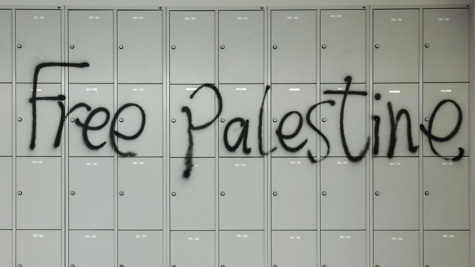 Sachsen, Leipzig: Der Schriftzug "Free Palestine" wurde während der Besetzung des Audimax der Universität Leipzig an eine Wand mit Schließfächern gesprüht. Sachsen, Leipzig: Der Schriftzug "Free Palestine" wurde während der Besetzung des Audimax der Universität Leipzig an eine Wand mit Schließfächern gesprüht.