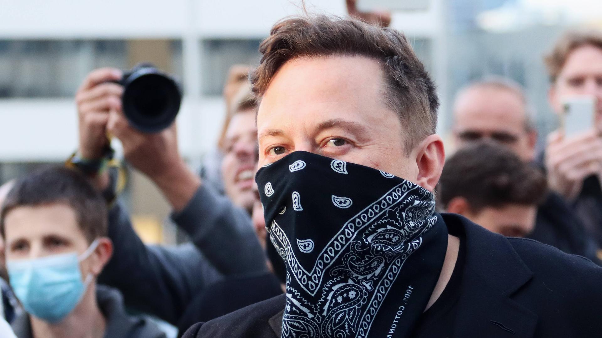 Tuebingen 01.09.2020 Tesla-Chef Elon Musk mit Maske zu Fuss unterwegs im Technologiepark in Tuebingen beim der Biopharm