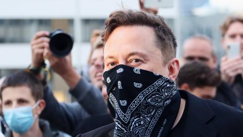 Tuebingen 01.09.2020 Tesla-Chef Elon Musk mit Maske zu Fuss unterwegs im Technologiepark in Tuebingen beim der Biopharm