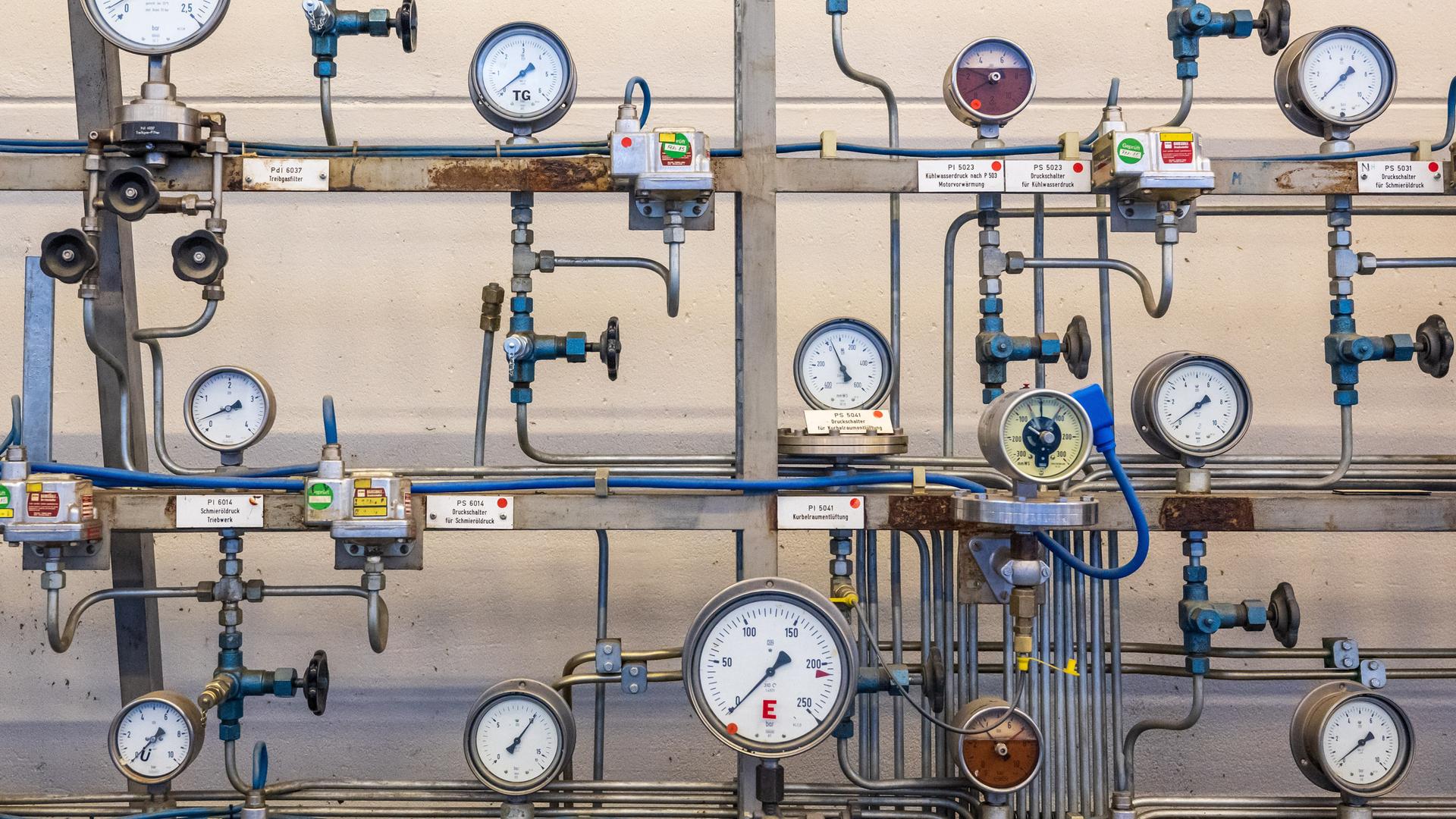Diverse analoge Anzeigen sind in der Anlage des Gasspeicher Wolfersberg, östlich von München, an der Wand zu sehen. Diverse analoge Anzeigen sind in der Anlage des Gasspeicher Wolfersberg, östlich von München, an der Wand zu sehen.