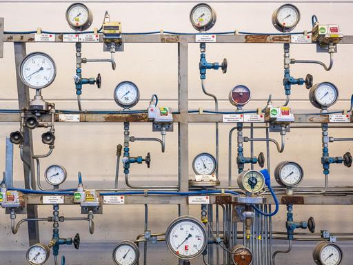 Diverse analoge Anzeigen sind in der Anlage des Gasspeicher Wolfersberg, östlich von München, an der Wand zu sehen.