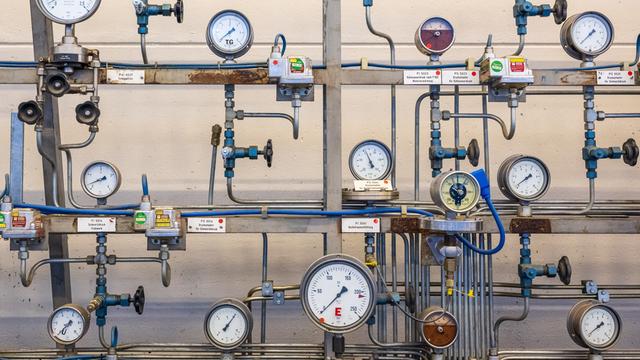 Diverse analoge Anzeigen sind in der Anlage des Gasspeicher Wolfersberg, östlich von München, an der Wand zu sehen.