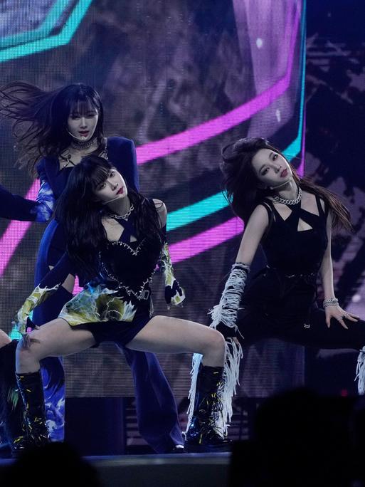 Vier Mitglieder der K-Pop-Band Aespa tanzen während eines Auftrittes in Goyang.