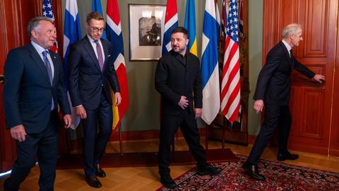 Oslo: Der ukrainische Präsident Wolodymyr Selenskyj (M) steht neben dem norwegischen Ministerpräsidenten Jonas Gahr Støre (r), dem finnischen Präsidenten Alexander Stubb (2. von links) und dem US-Gesandten Steve Witkoff.