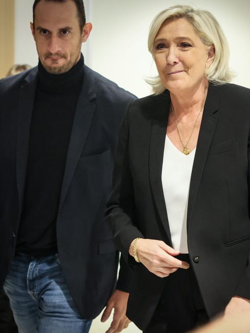 Die Politikerin Marine Le Pen von der rechtsnationalen Partei Rassemblement National in dunkler Kleidung und mit ernstem Gesicht auf dem Weg in den Gerichtssaal in Paris.