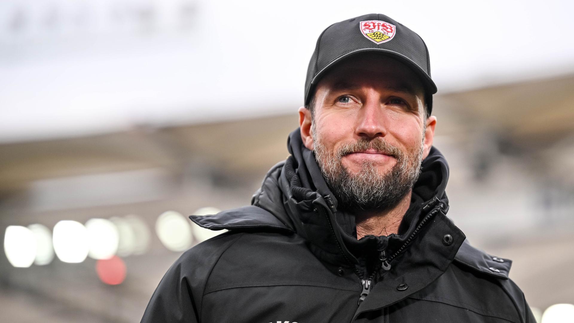 Stuttgarts Trainer Sebastian Hoeneß steht im Stadion. Stuttgarts Trainer Sebastian Hoeneß steht im Stadion.